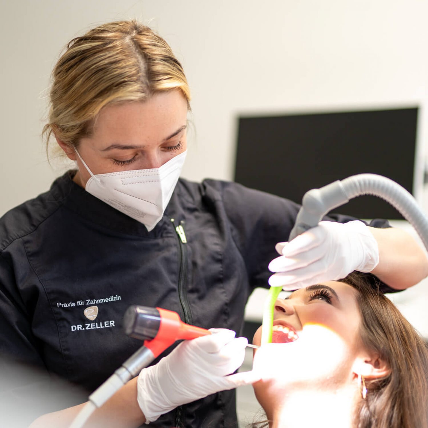 bild-von-einer-zahnaerztlichen-behandlung-2